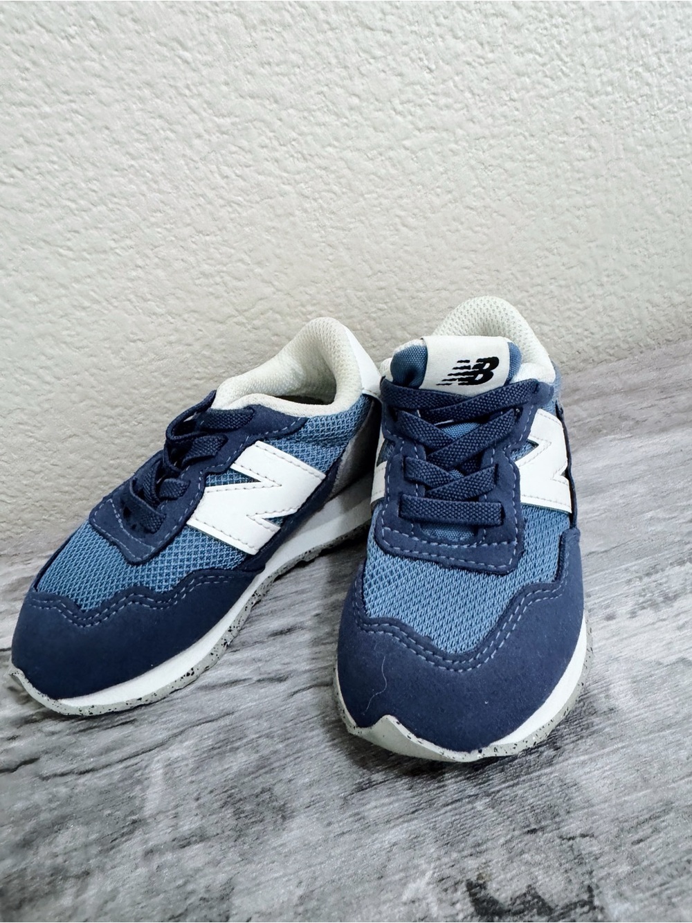 New Balance Kids Navy and Blue Sneakers Toddler Size 6